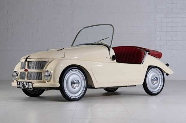 Превежда се на английски като &bdquo;малък разрез&ldquo;, истинска музика за ушите! Подходящ термин за производител, който е правил само микроколи. Има двигатели с капацитет от 125cc и 250cc, така че не може  да се говори за изумителна производителност, макар колите да харчат доста бензин. 

Създадена през 1950 година, марката Kleinschnittger изчезва от сцената седем по-късно.